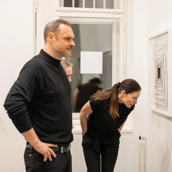 NOVÉ TENDENCE = nadčasové umění, jehož odkaz rezonuje i dnes Po celý březen představujeme v Gallery Komart skvosty evropského konstruktivismu, op - artu a kinetismu 60. let. Přijďte se podívat a vybrat si umělecký kousek, který vás osloví, vhodně doplní ér nebo vaši sbírku současného moderního ění. V šedesátých letech hnutí Nové Tendence proměnilo vnímání umění a definovalo směr evropského konstruktivismu, op - artu a kinetismu. Umělci jako Adrian, Agam, Alviani, Biasi, Böhm, Dobeš, Duarte, Chiggio, Landi, Morellet, Staudt či Wilding experimentovali s optickými jevy, světlem, strukturou materiálu a perspektivou, čímž vytvořili díla, která stále inspirují a podněcují k novým interpretacím. Dodnes jejich práce rezonují v nových souvislostech a jsou výjimečným dokladem síly vizuálního myšlení umělců, kteří překročili své doby.